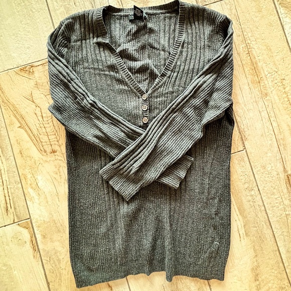 Quarter sleeve v-neck hip length top - Picture 2 of 3